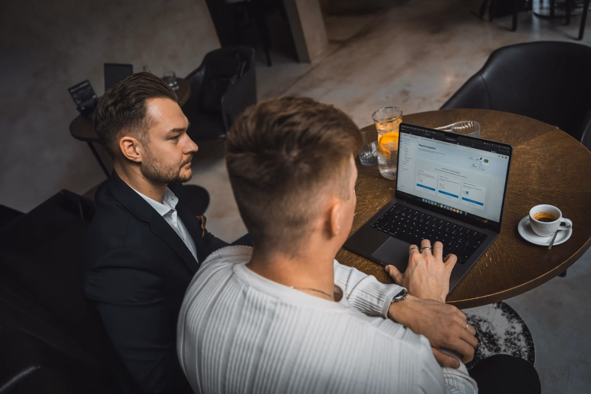 klient webdesigner zhled do displeje laptopu